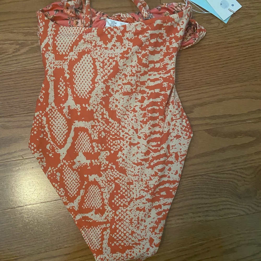 MAAJI REVERSIBLE MULTI-WAY CHEEKY CUT CONVERTIBLE ONE PIECE - Picture 8 of 10